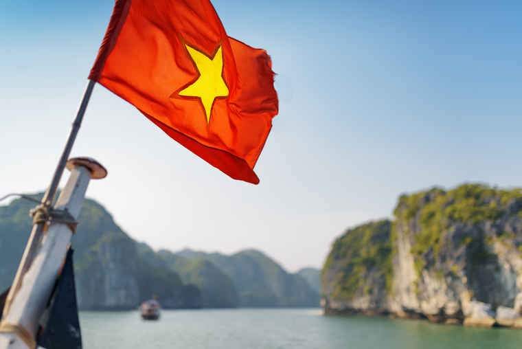 Vietnamese flag, vietnam tours, tour comparison vietnam