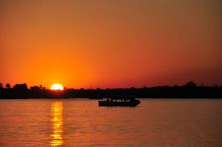 Zambezi sunset cruise.  tour comparison zambia