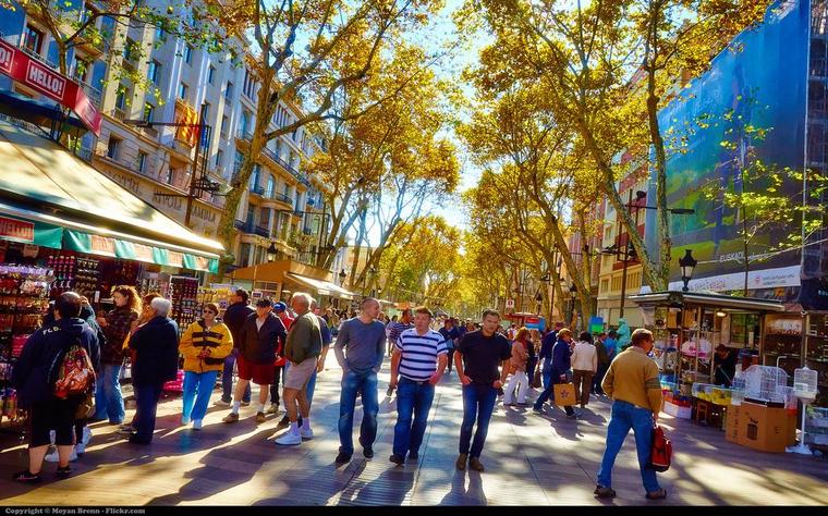busy street, spain tourism 